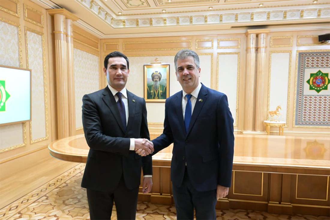 Cohen (R) with Turkmen President Serdar Berdymukhamedov