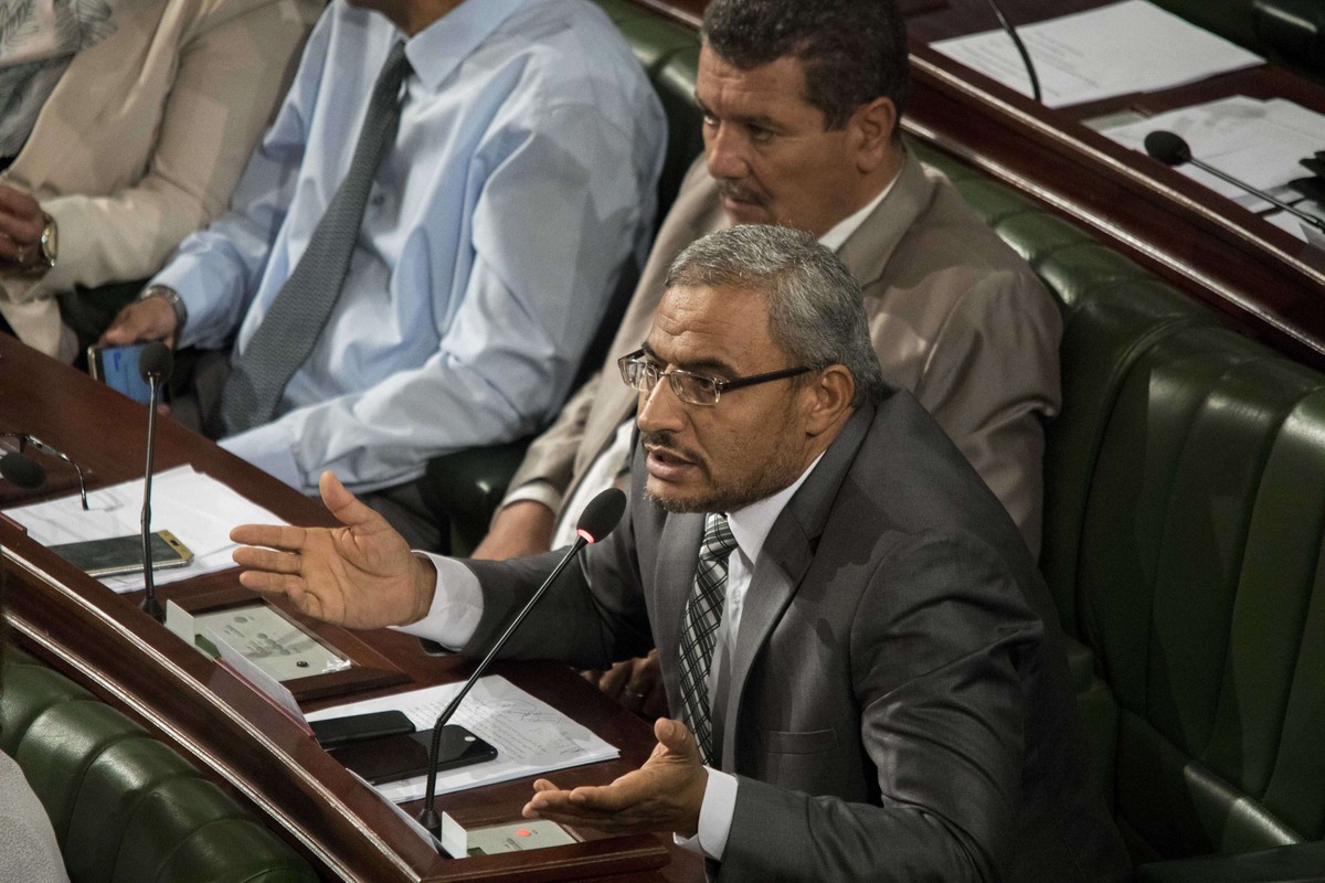 الصحبي عتيق اوقف في المطار