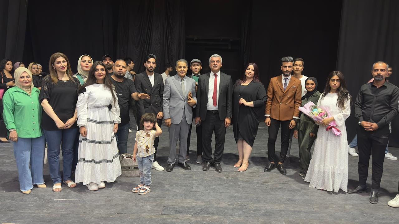 المطرب العراقي الكبير سعدون جابر  يتوسط المشاركين بعرض 'هاملت بالعراقي'
