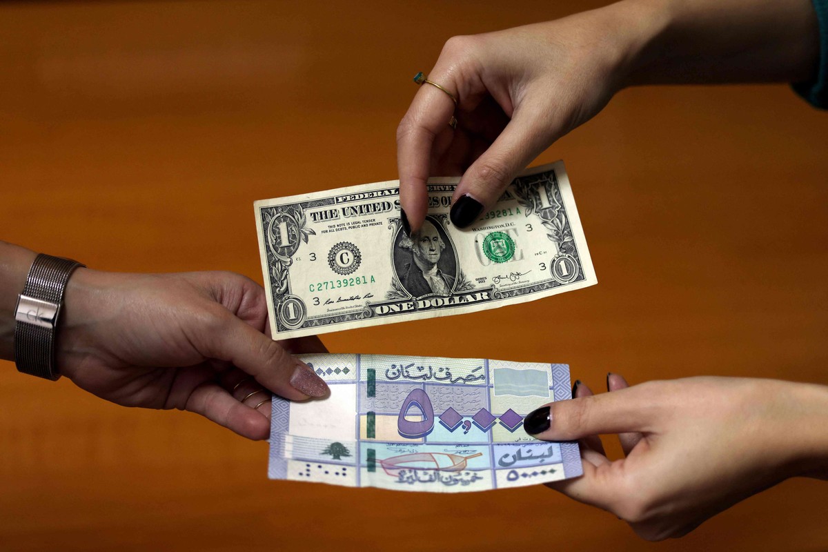 الليرة اللبنانية فقدت أكثر من 98 بالمئة من قيمتها في السوق الموازية منذ بدء الانهيار الاقتصادي في 2019