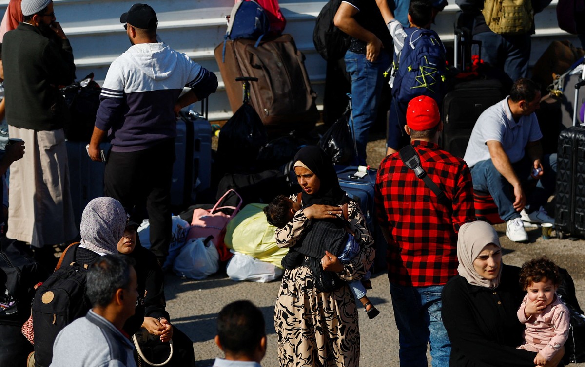 عدد كبير من سكان غزة ينتظرون الدخول لمصر عبد معبر رفح