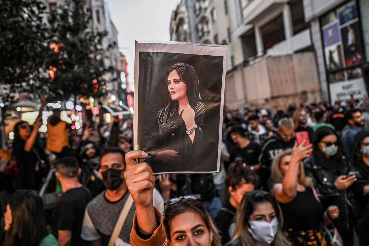 ثورة الإيرانيات لقيت دعما من الناشطين حول العالم
