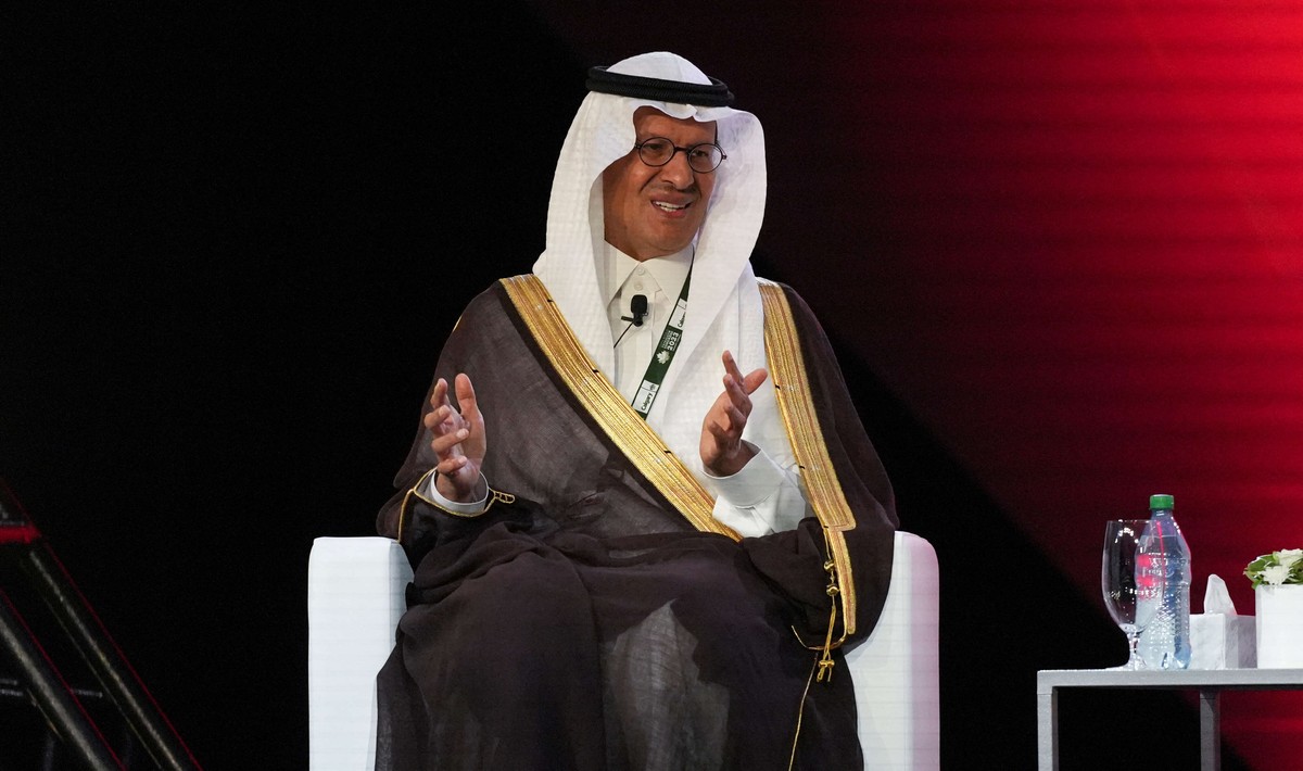 الأمير عبدالعزيز بن سلمان يرد على الجدل الذي أثير منذ سنوات