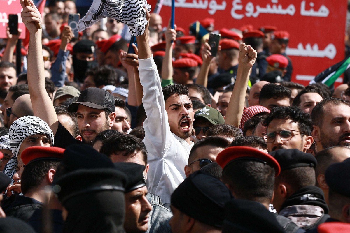 القوى الأمنية الأردنية تجهد لإبقاء الغضب الشعبي تحت السيطرة