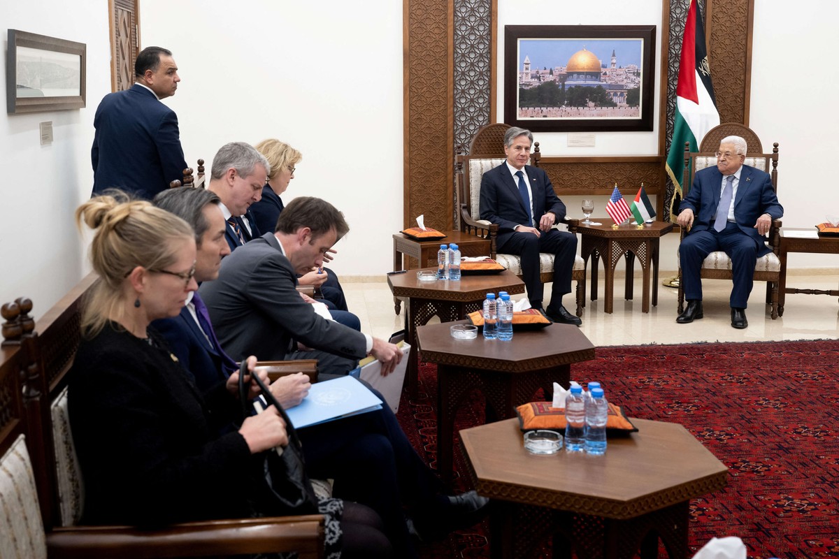 الهدنة ومساعدة سكان غزة ضمن مباحثات بلينكن مع محمود عباس