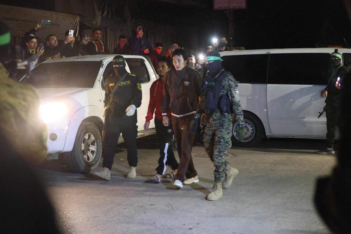 الإفراج عن 12 رهينة إضافيين في قطاع غزة وإسرائيل تطلق 30 سجيناً فلسطينياً