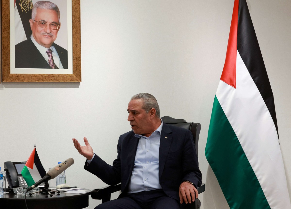 حسين الشيخ الرجل الثاني في السلطة ومتوقع أن يخلف محمود عباس