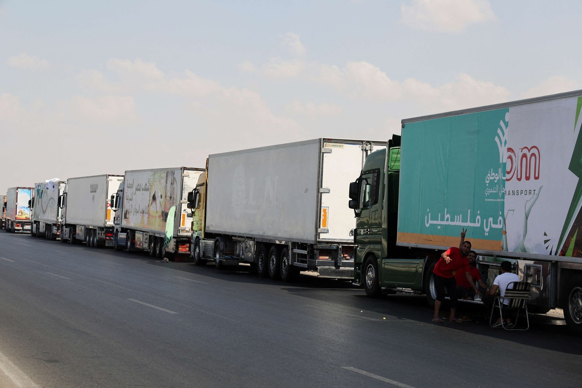 مئات الأطنان من المساعدات الإغاثية في الانتظار 