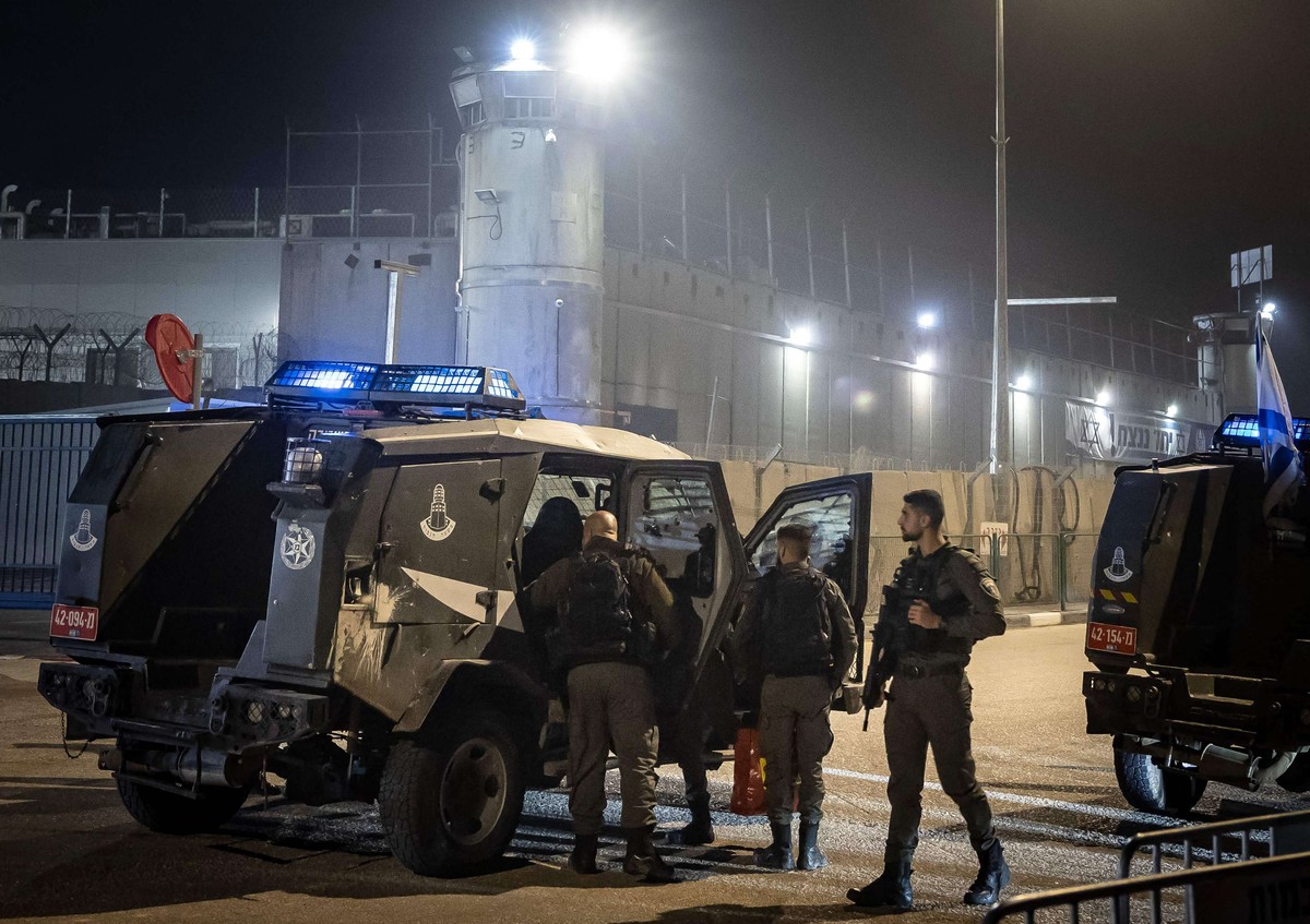 إسرائيل تحقق بضرب سجانين أسيرا فلسطينيا حتى الموت