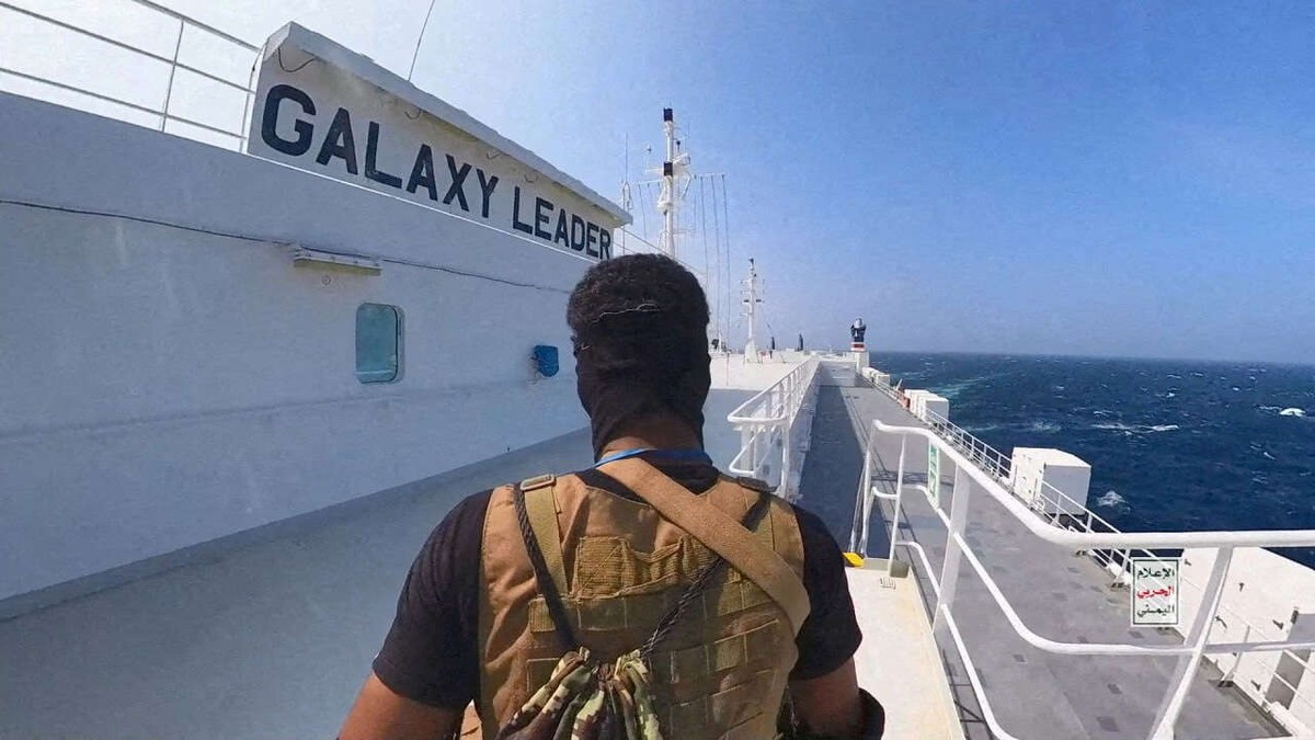 الحوثيون يصرون على استهداف السفن في البحر الأحمر رغم التحذير