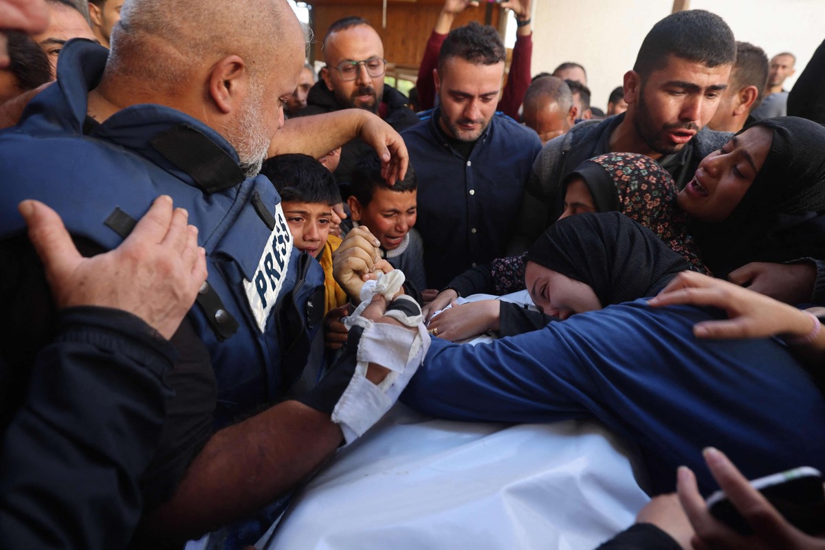 وائل الدحدوح يفقد نجله البكر بعد مقتل زوجته واثنين من ابنائه وحفيده في قصف إسرائيلي