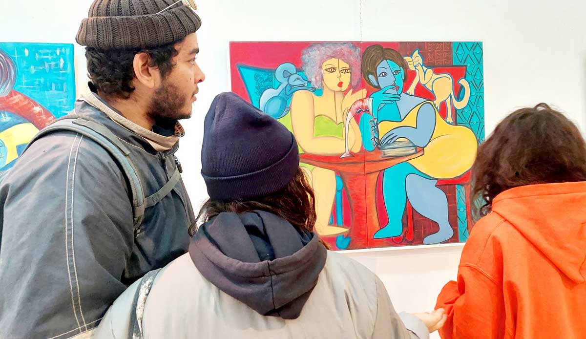 'خلف المرآة'