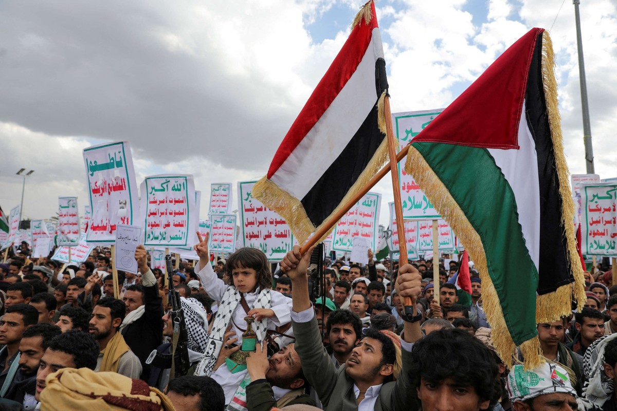 الحوثيون يؤكدون استمرارهم في استهداف الملاحة البحرية بذريعة دعم غزة