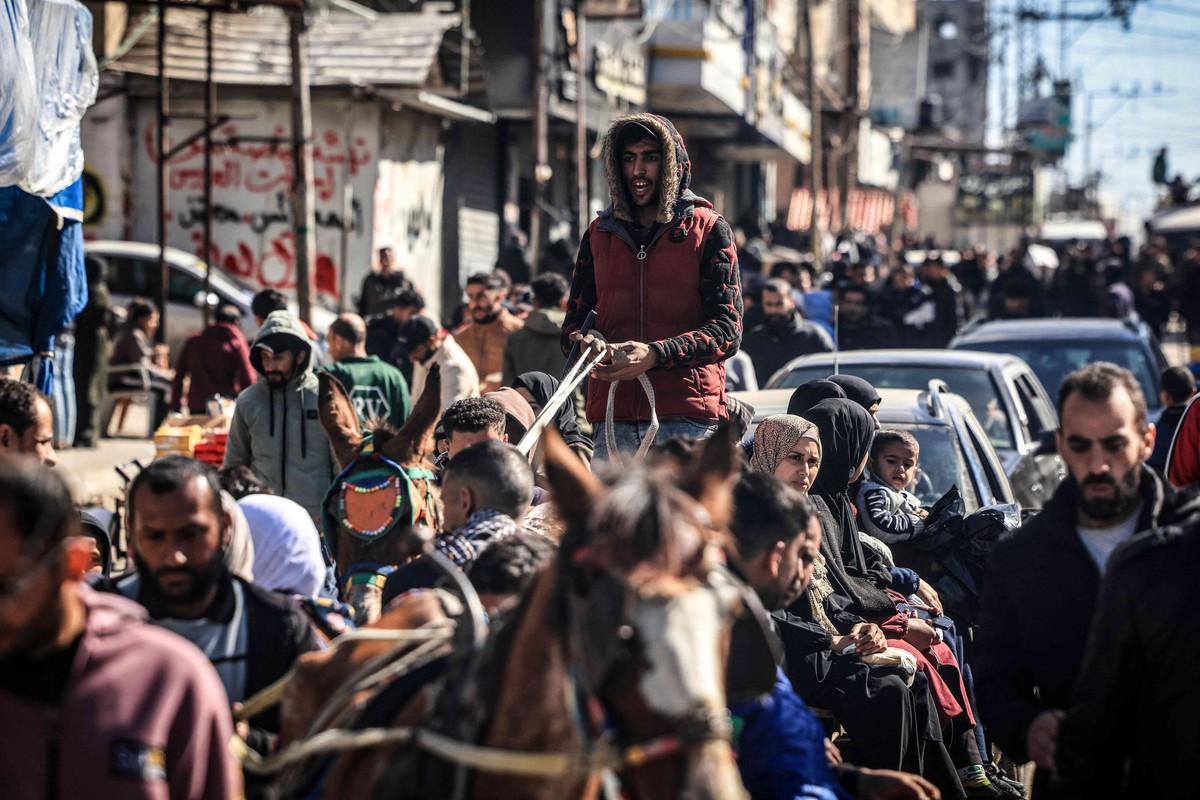 استمرار العدوان الاسرائيلي على غزة يدفع الآلاف للنزوح من شمالها إلى جنوبها