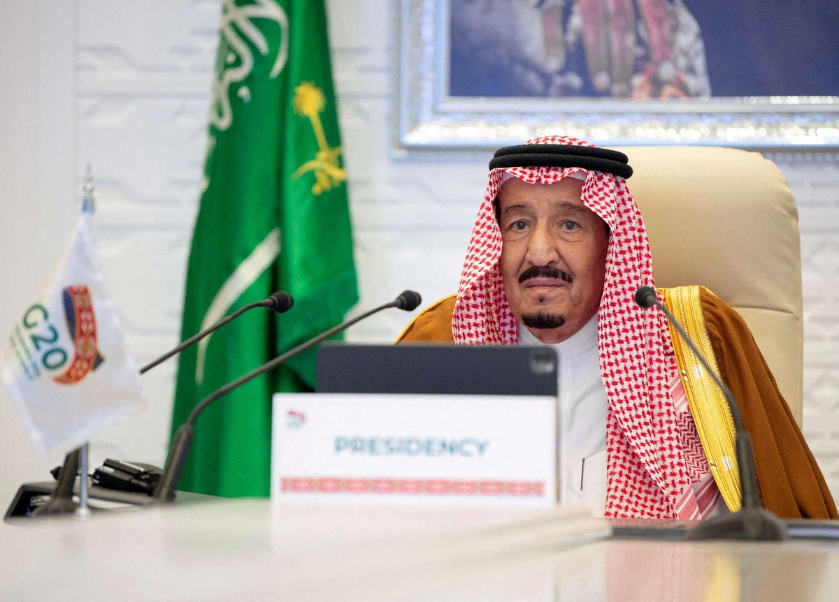 العاهل السعودي يعاني التهابًا في الرئة