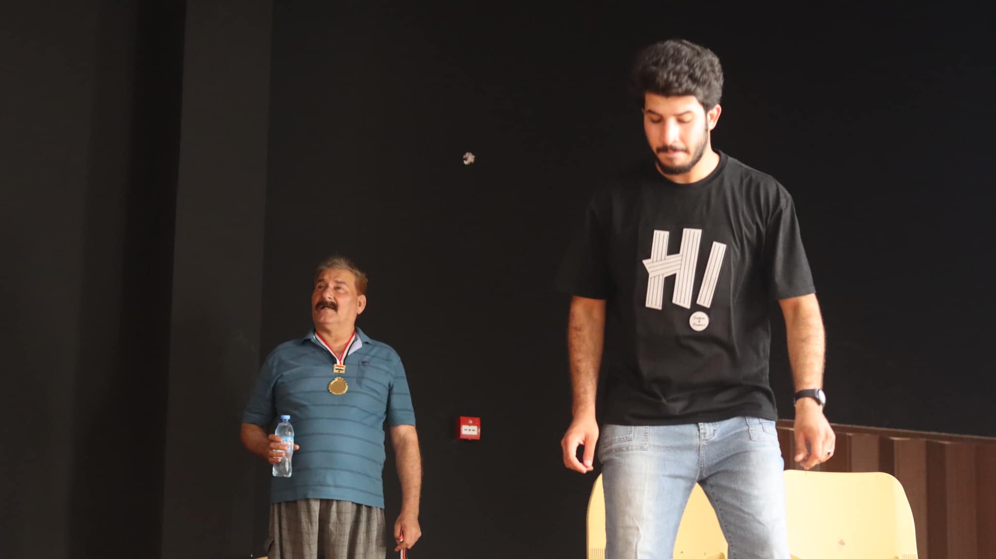 مشهد من مسرحية اللعبة للمخرج الراحل عكاب حمدي التي لم يتمكن من تقديمها فقد رحل قبل عرضها