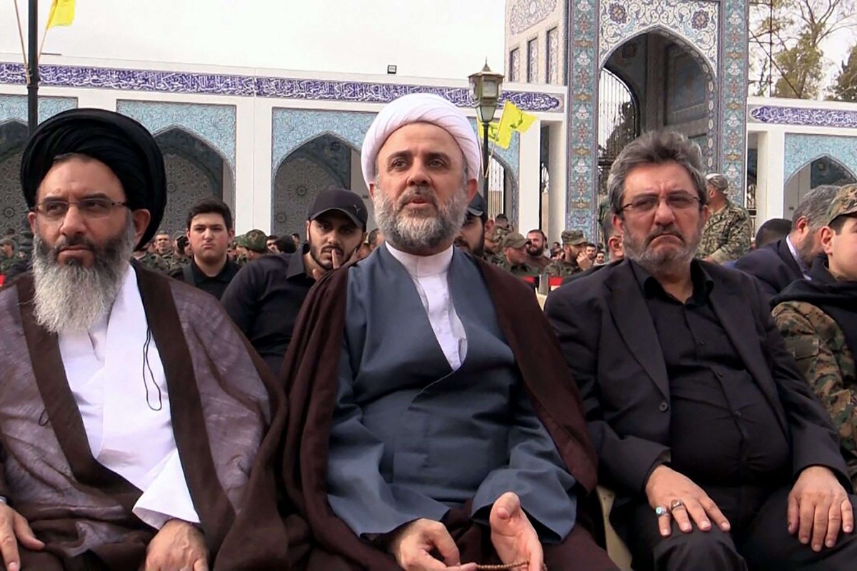 نبيل قاووق يتوسط أعضاء من حزب الله