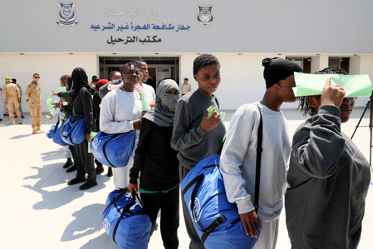 ليبيا تُكثف عمليات "العودة الطوعية" لمهاجرين غير نظاميين إلى دولهم