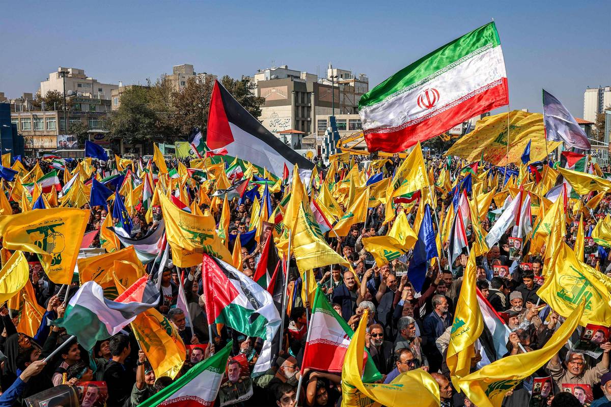 تشييع قائد في الحرس الثوري قتل في لبنان