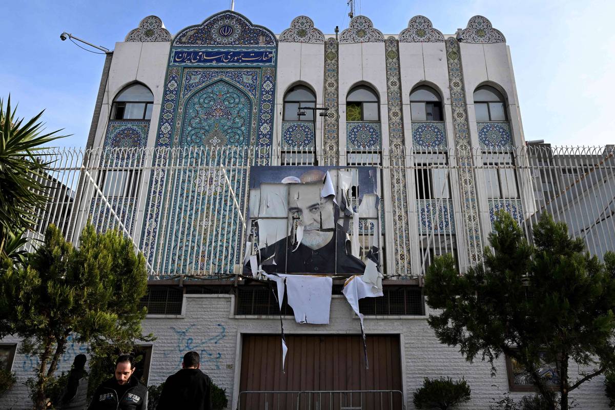 صورة ممزقة لقاسم سليماني على واجهة السفارة الإيرانية في دمشق