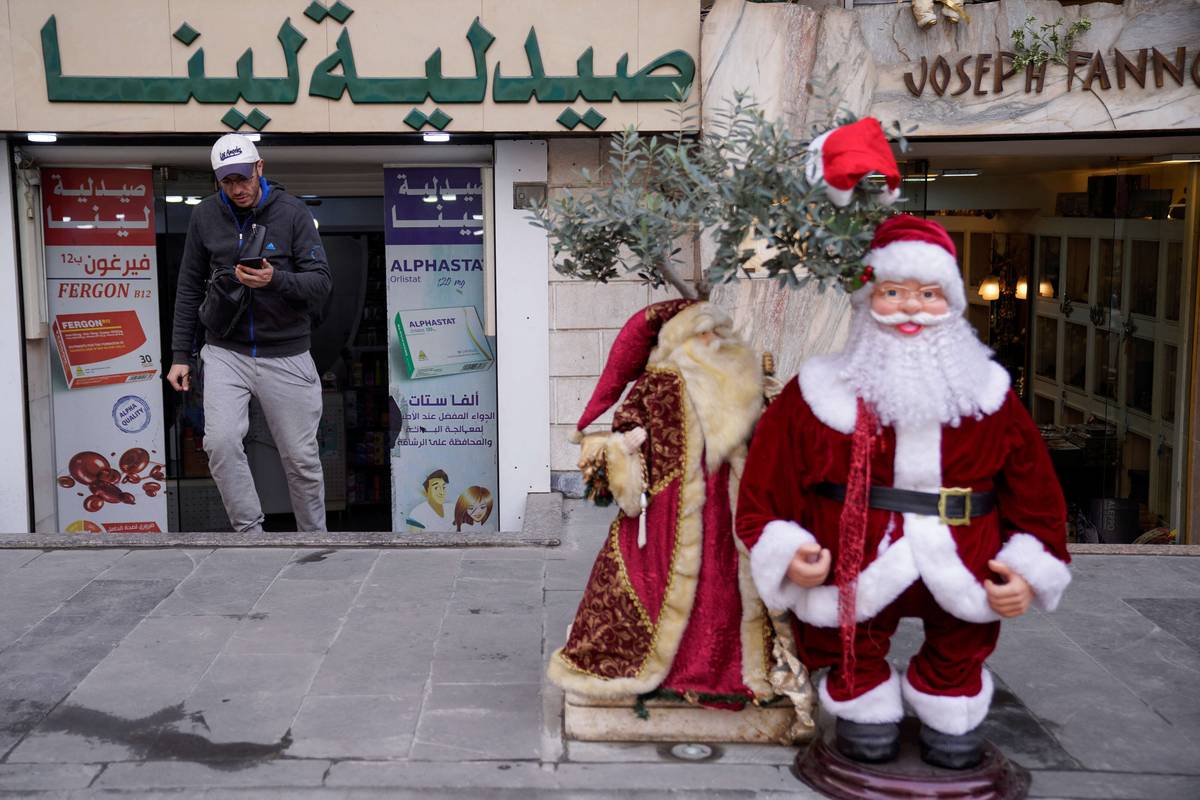 دمية لبابا نويل في سوق بدمشق