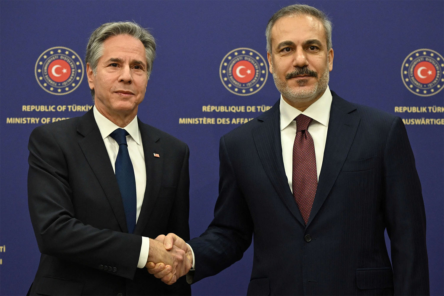 Blinken shakes the hand of Fidan