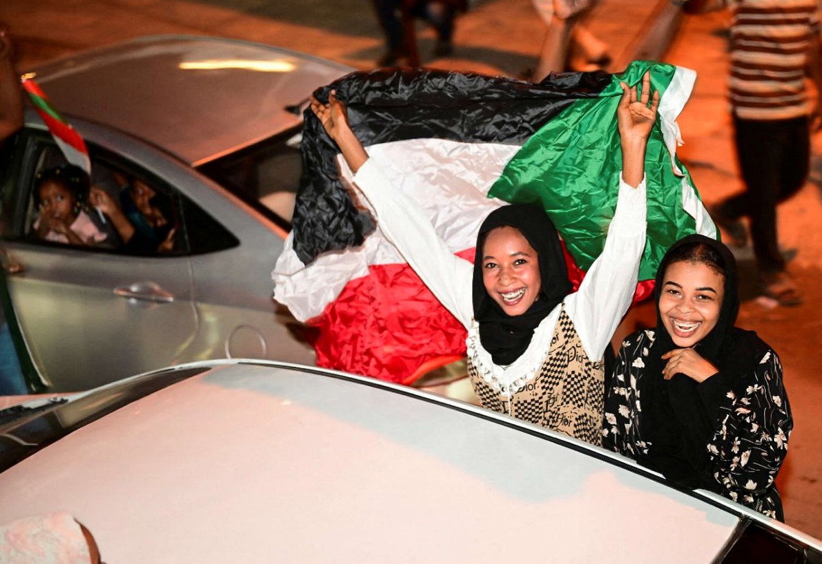  السودانيون يأملون نهاية الكابوس 