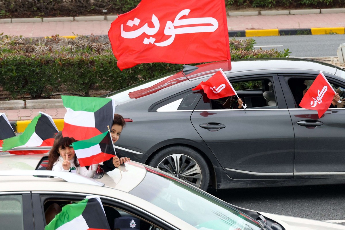 ممنوع رفع أي علم آخر