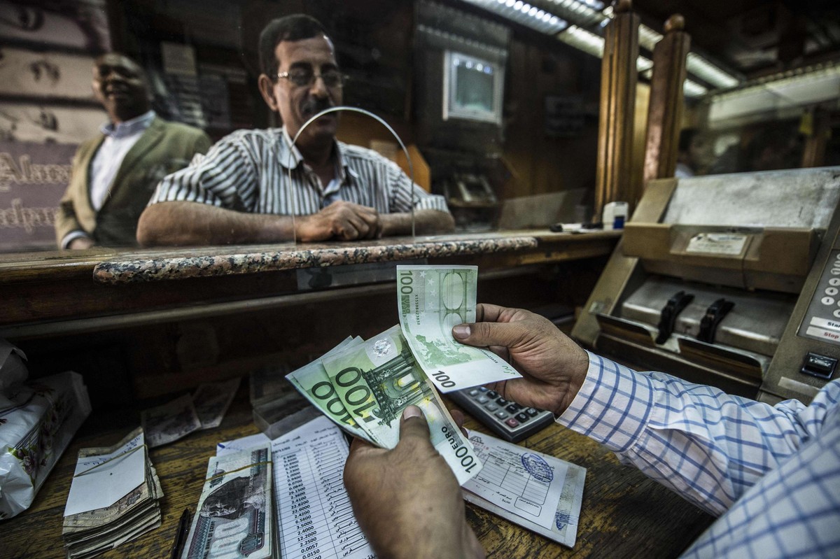 العدد الكبير للموظفين في القطاع العام يثقل كاهل الموازنات