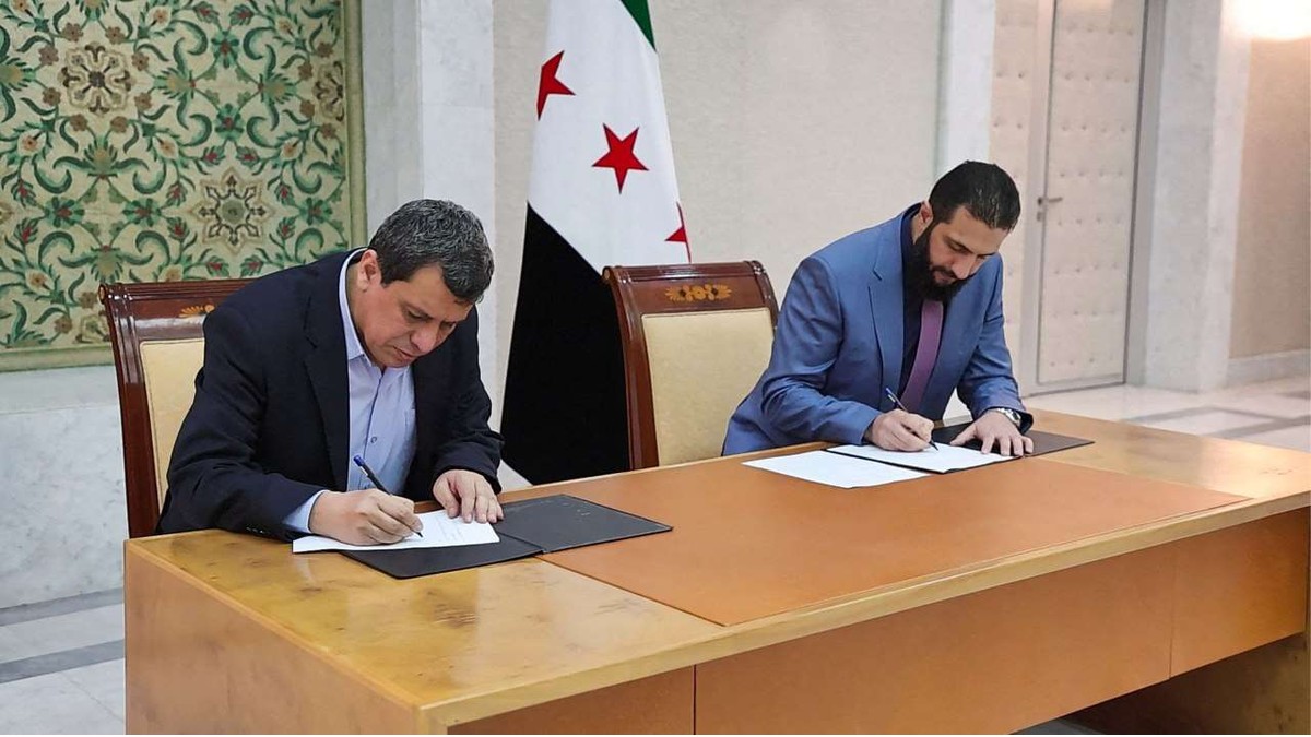 الشرع ومظلوم عبدي يوقعان اتفاقية لدمج قوات سوريا الديمقراطية في مؤسسات الدولة