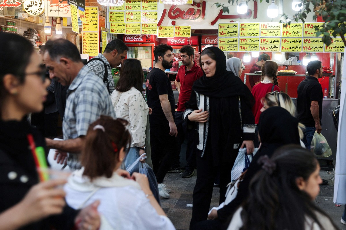 الايرانيون يعيشون اوضاعا معيشية واقتصادية صعبة