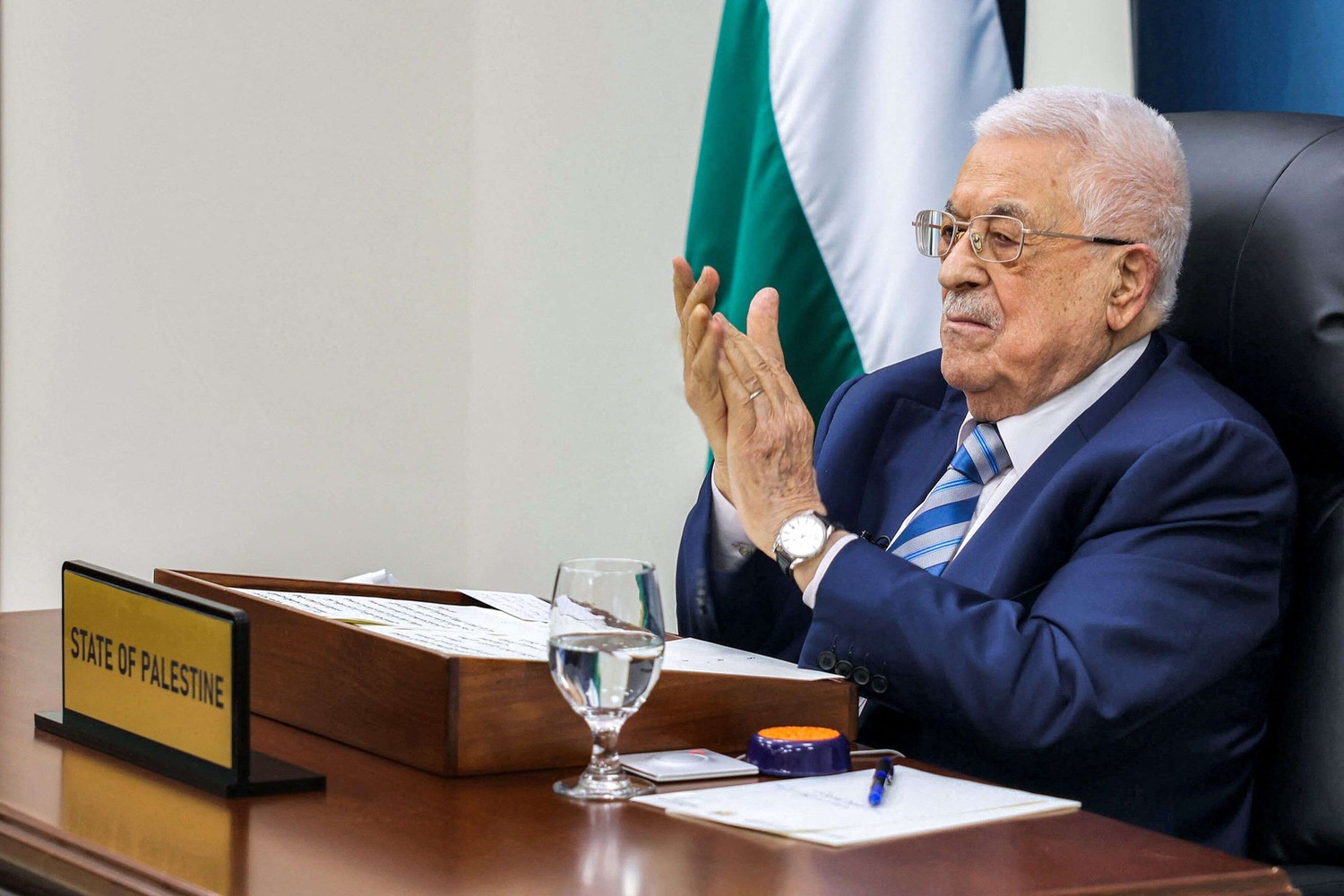 عباس يلغي قوانين الأسرى ويوحد منظومة الرعاية