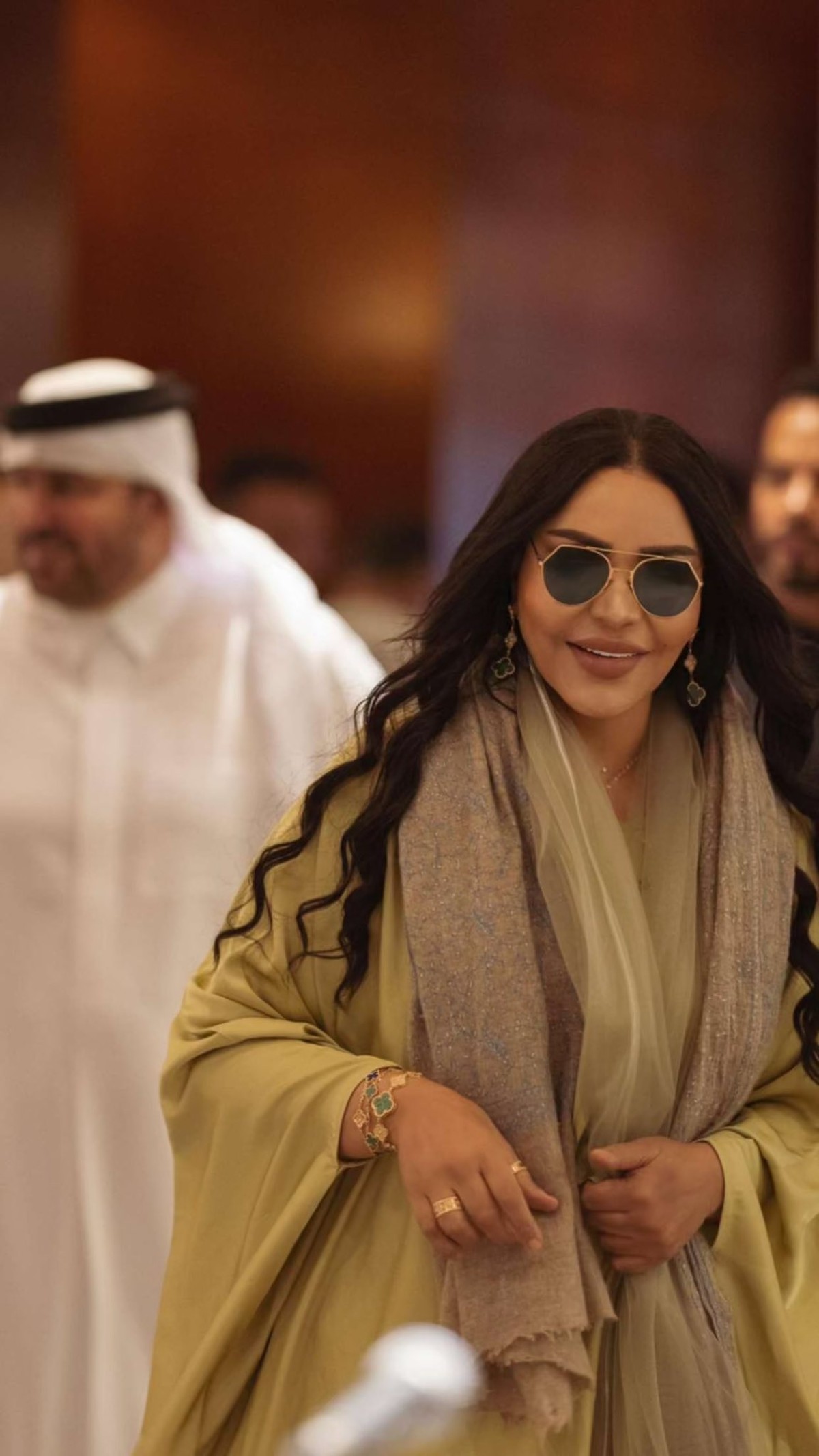 أحلام تقسم المغردين