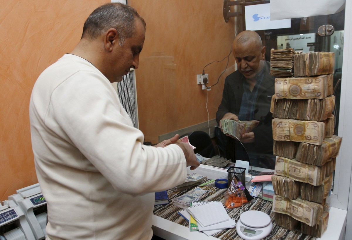 التركيز على دراسة التحديات البنيوية التي تعاني منها المصارف الحكومية والخاصة في العراق