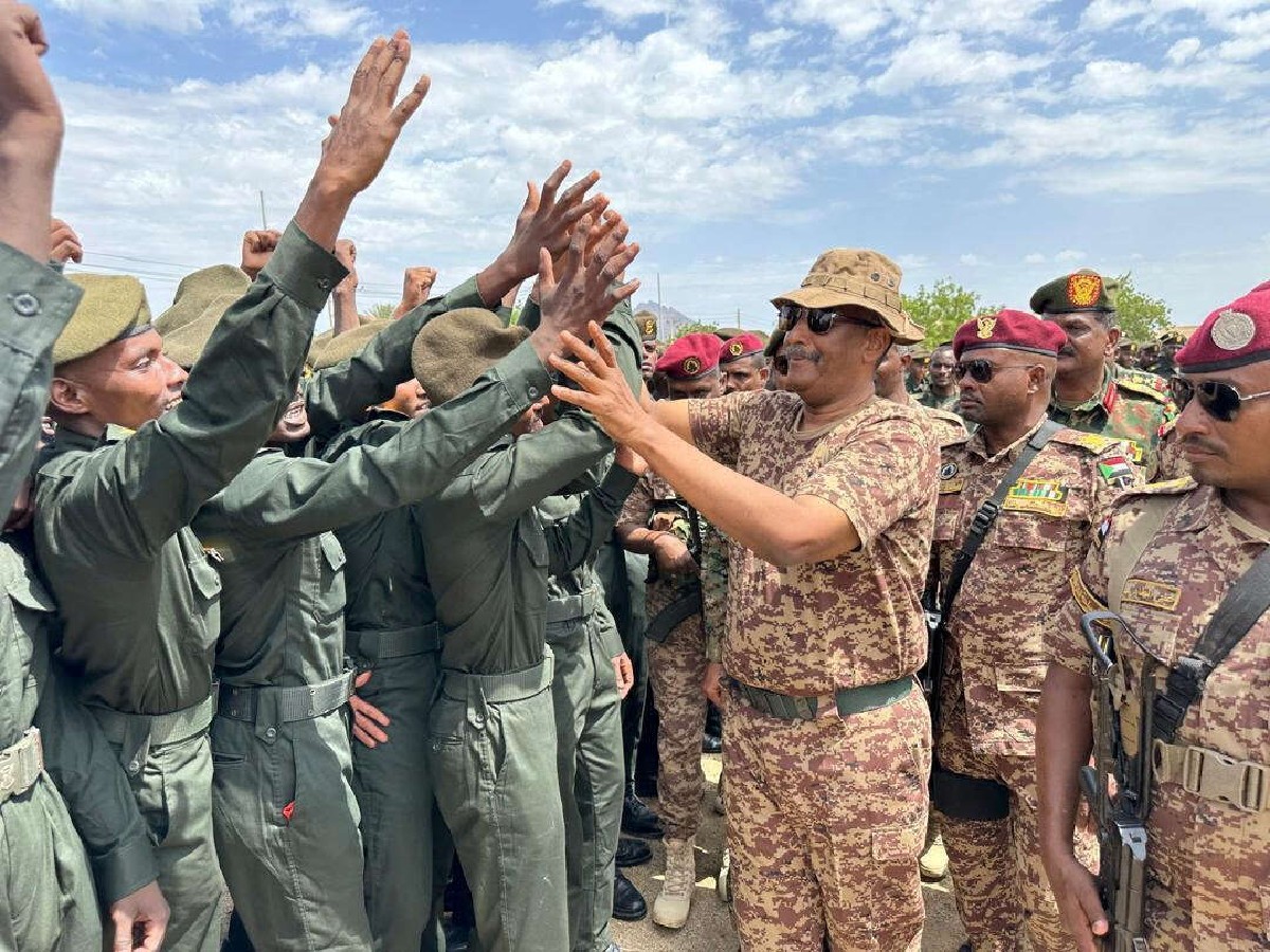 البرهان يرى الحرب معركة وجود لا تقبل حلولا وسطية