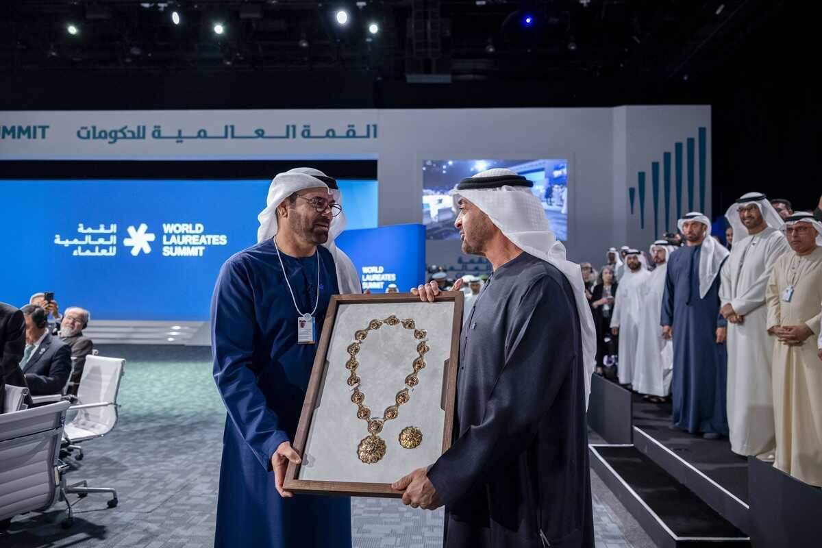 تكريم محمد القرقاوي لإسهاماته النوعية في خدمة الوطن