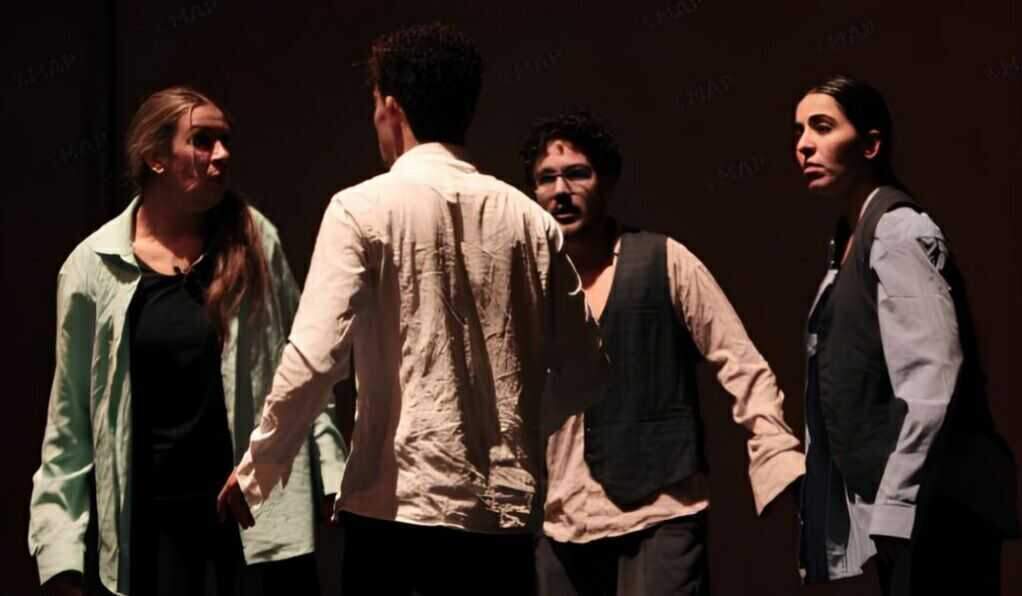 لقطة من مسرحية 'هم'
