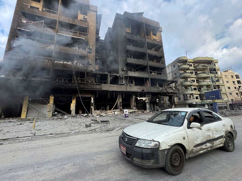 إسرائيل توسع قاعدة الأهداف في لبنان