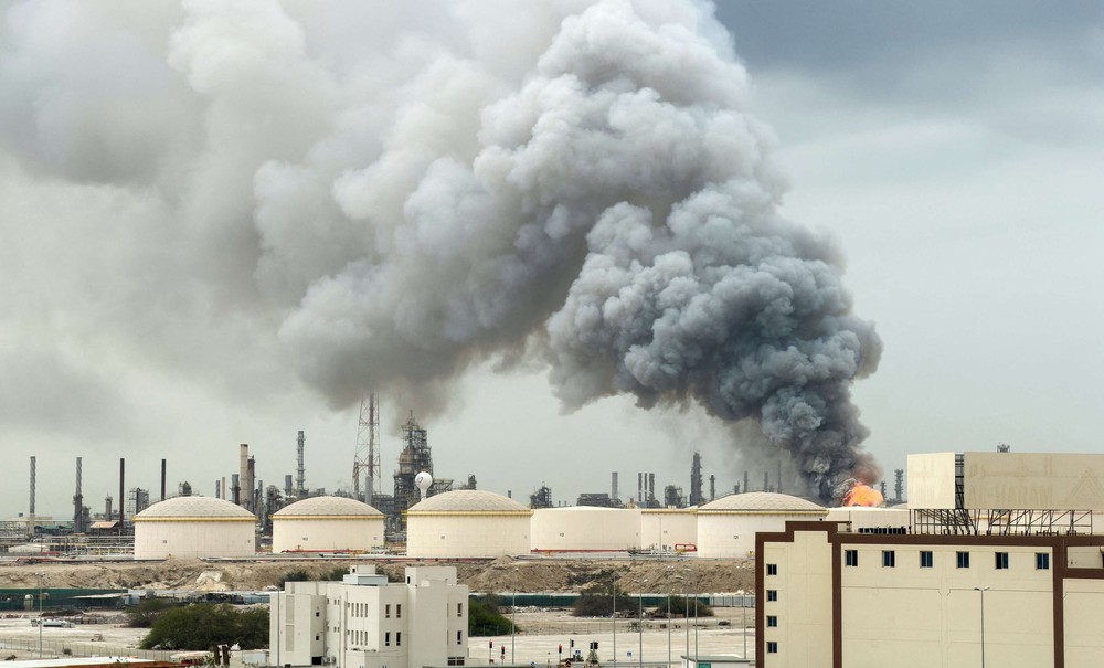 الهجوم على مواقع نفطية وغلق مضيق هرمز يسببان أزمة عالمية