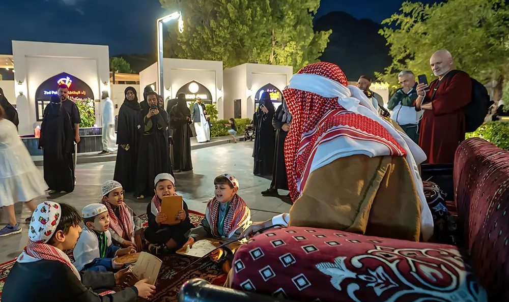 تفاعل لافت من الأطفال مع الحكواتي