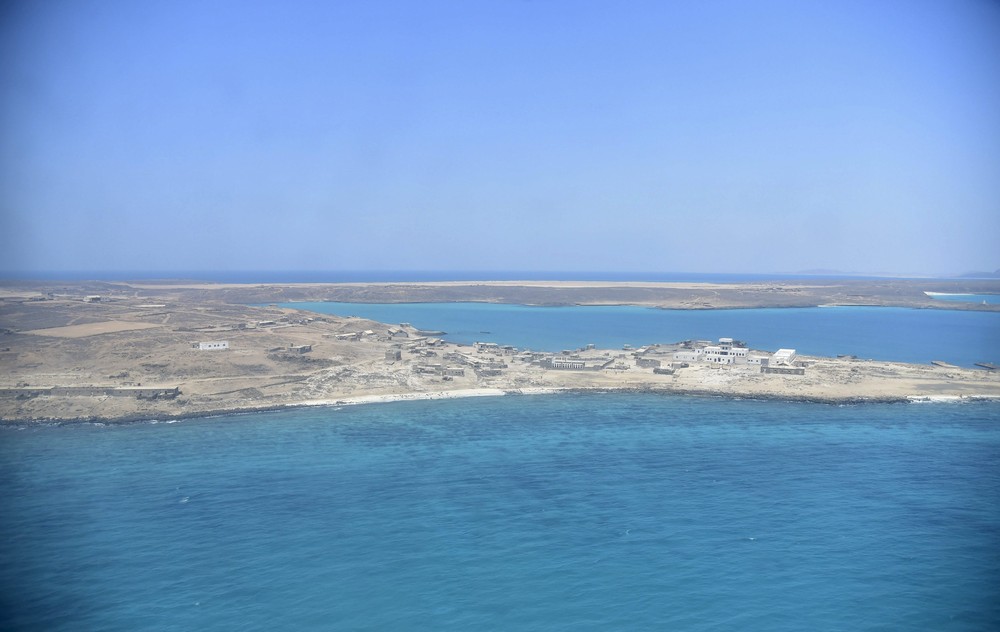 شريان حيوي لامدادات الطاقة والغذاء والتجارة لا يقل أهمية عن مضيق هرمز