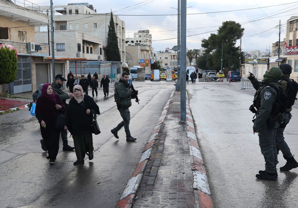 الضفة تئن تحت وطأة الاحتلال والتوترات الاقليمية