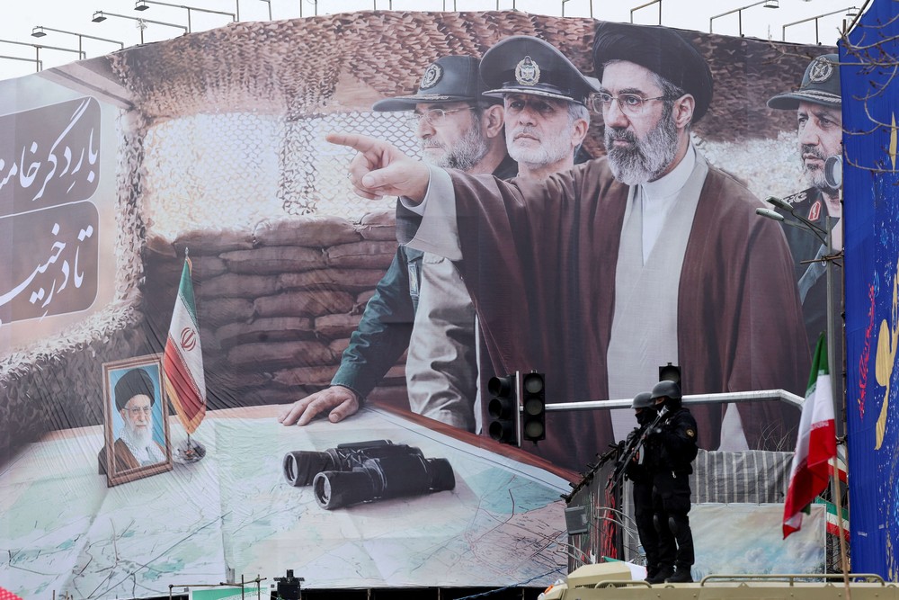 ايران تشدد قبضتها على الداخل 