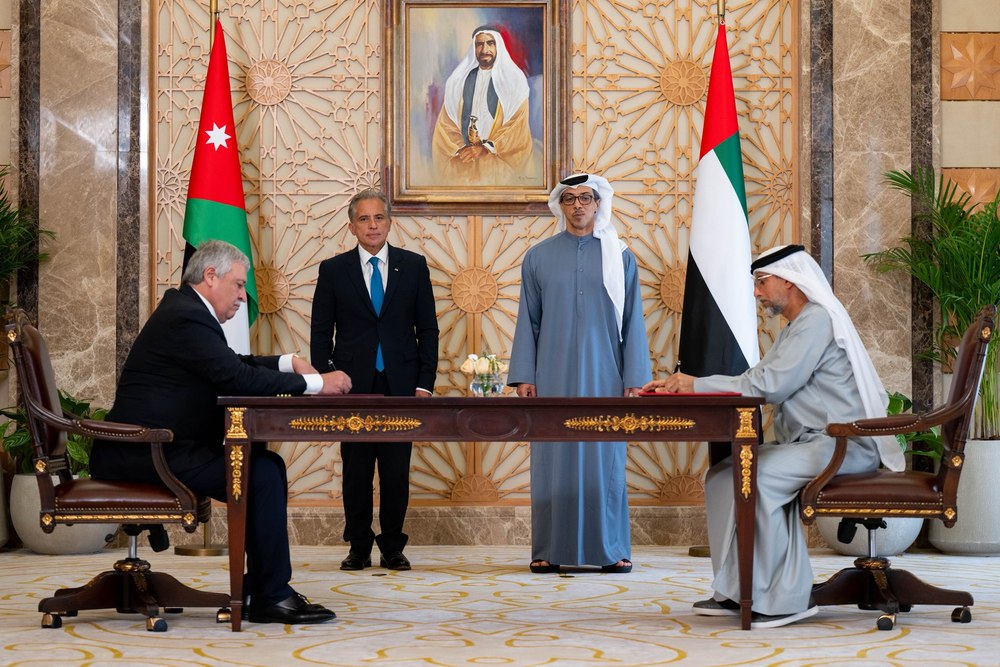 الشَّيخ منصور بن زايد آل نهيَّان نائب رئيس الإمارات مع جعفر حسَّان رئيس الحكومة الأردنية