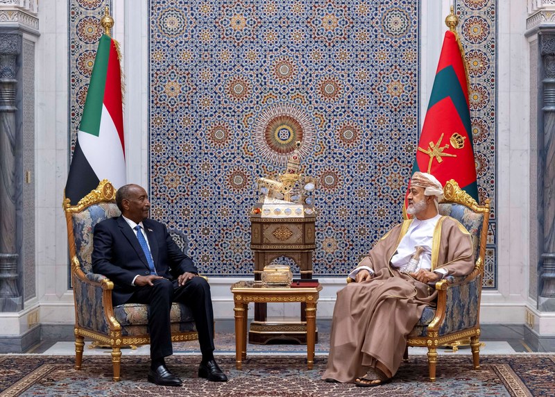 لقاء هيثم بن طارق سلطان  عمان بقائد الجيش السوداني