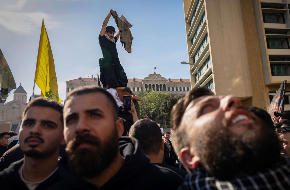 أنصار حزب الله يتظاهرون في مرحلة دقيقة