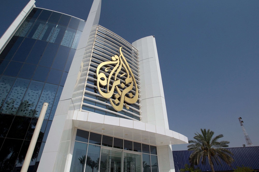 داخل الجزيرة، لا يظهر الخط التحريري ككتلة صلبة، بل كحقل توتر مستمر 