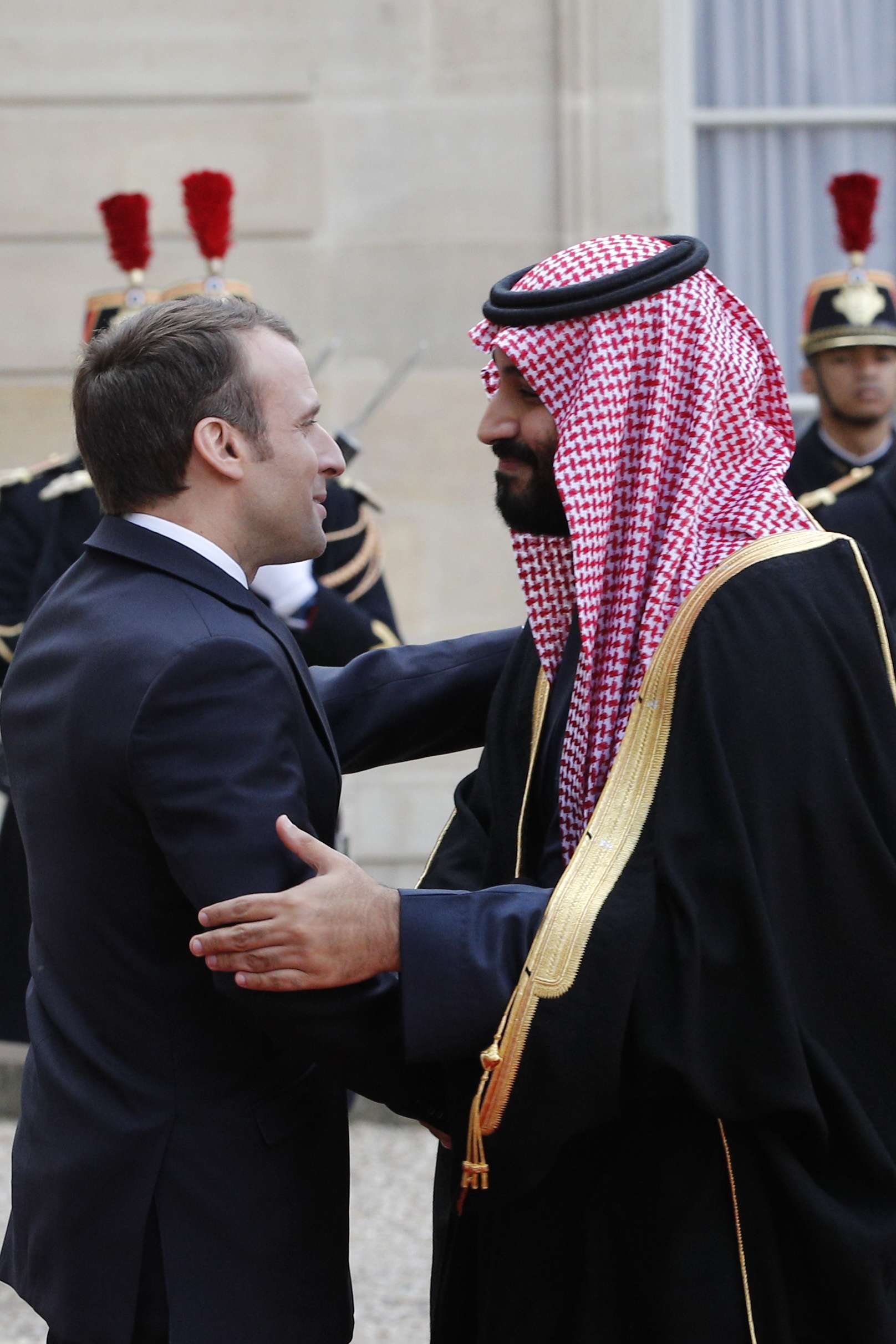 ماكرون يصافح بن سلمان