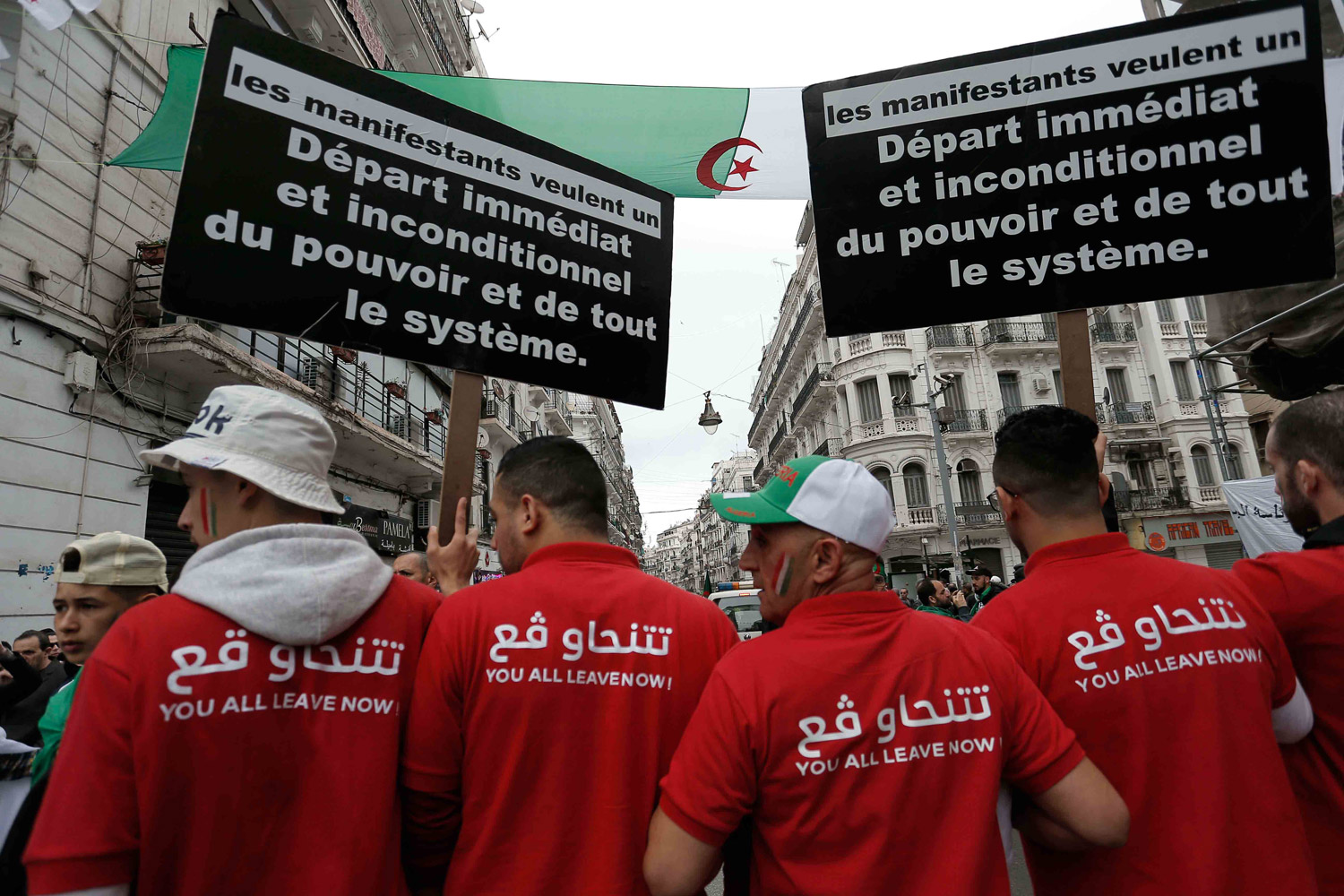 المحتجون يطالبون برحيل جميع رموز النظام السابق 
