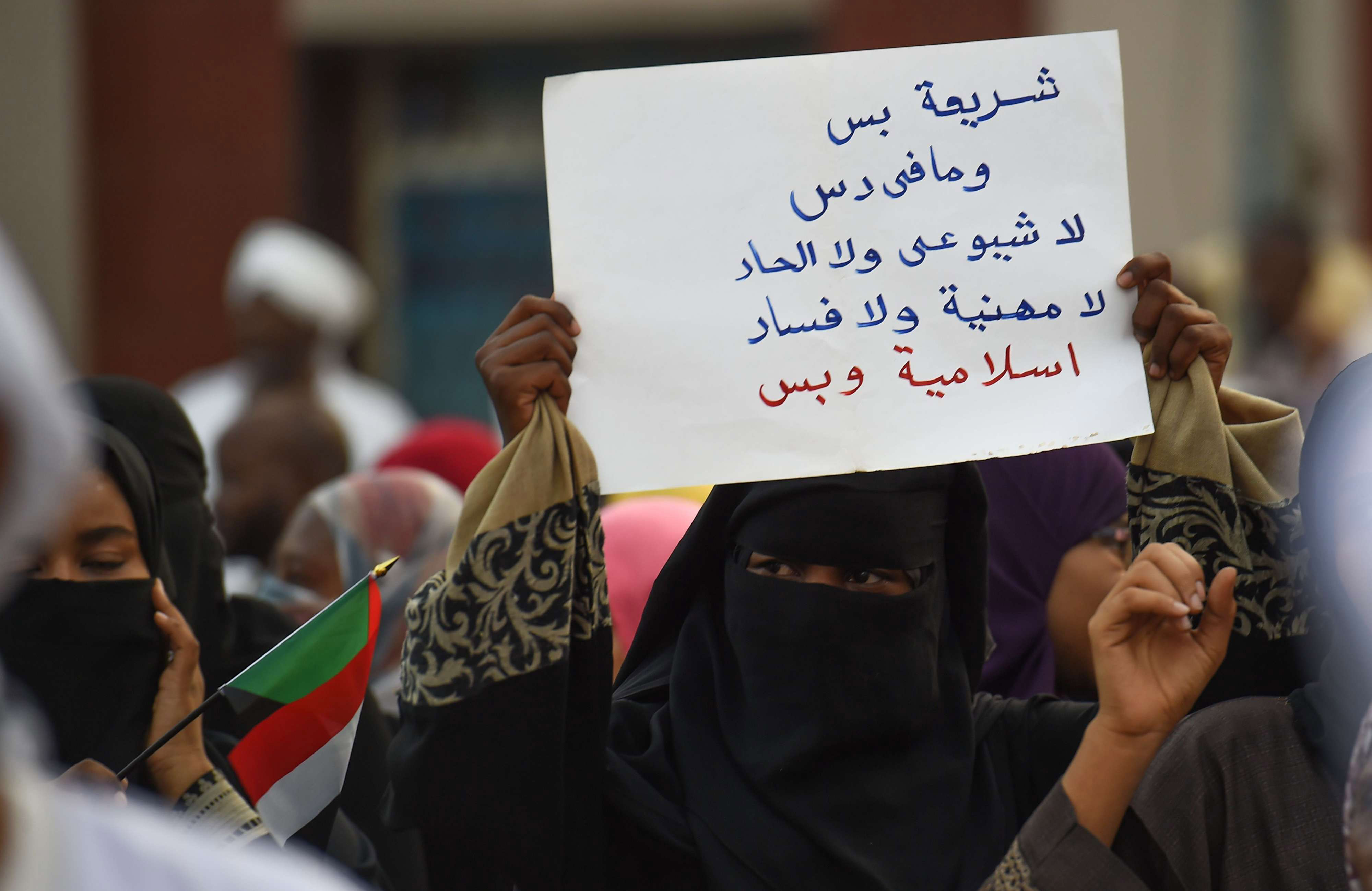 توقيت خروج الإسلاميين إلى الشارع يؤكد سعيهم لخرق المفاوضات بين المحتجين والجيش